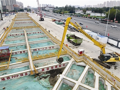 天津地铁4号线北段工程土建4标果园南道站基坑顺利施工