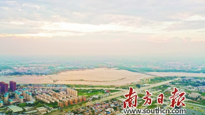 河南新乡:清淤、消杀工作全面展开 灾民安置点传出琅琅书声  