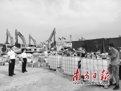 广州海关对查获的6554瓶走私洋酒进行无害化销毁处理