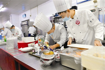 19家单位餐厅厨师角逐“金锤杯”滨海厨师职业技能大赛 