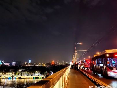 南京长江大桥一名年轻女子跳桥被热心司机拉回