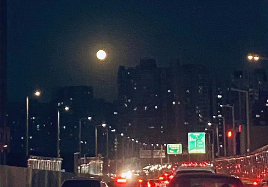 “超级小月亮”昨晚现身 是2021年最后一轮满月  