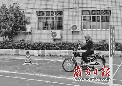 梅县区松源镇64名群众在“家门口”参加考试摩托车驾考