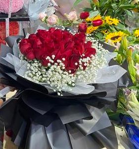 郑州陈砦花卉交易市场人流众多  小玫瑰花束热卖