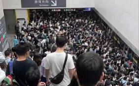 深圳复工复产多市民扛电脑上班 地铁也迎来人流高峰