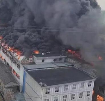 浙江宁波一电器公司突发火灾  附近街道已经封闭